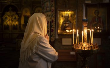 personas-encendiendo-velas-en-la-iglesia-en-celebracion-de-la-pascua-griega (1)